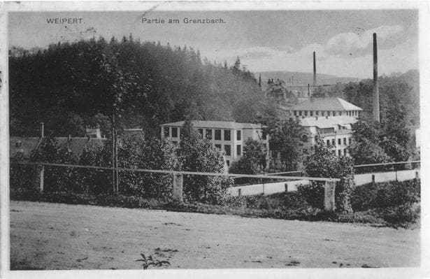 Weipert — Partie am Grenzbach mit Fabrikgebäude von Brauer & Gutberlet
