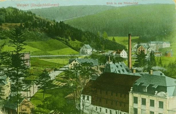 Weipert — Blick in das Pöhlbachtal mit Fabrikschornstein