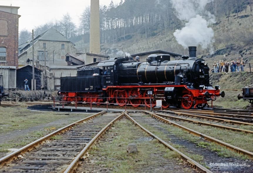 Dampflokomotive 38 205 auf der Drehscheibe in Weipert, Mai 1980