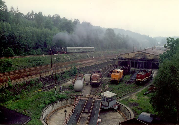 Überblick auf das Bahnbetriebswerk Buchholz mit Drehscheibe im Vordergrund, Juni 1992