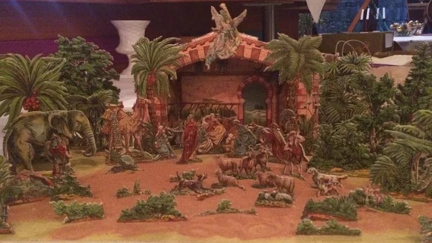 Handgeprägte Weihnachtskrippe — Erzeugnis aus der Weiperter Fertigung