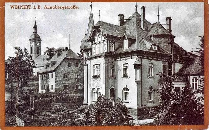 Weipert i.B. Annabergerstraße — Villa Schmidl mit Kirchturm