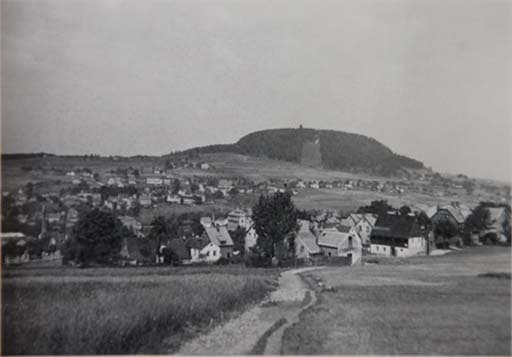 Weipert — Stadtblick mit Bärrenstein, Sommer