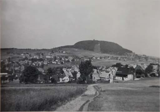 Weipert — Stadtblick mit Bärrenstein, Sommer