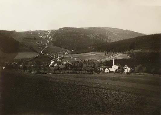 Weipert — Talblick im Erzgebirge mit Kirche