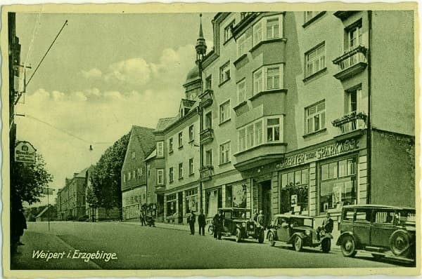 Weipert i. Erzgebirge — Hauptstraße mit Sparkasse, Ansichtskarte
